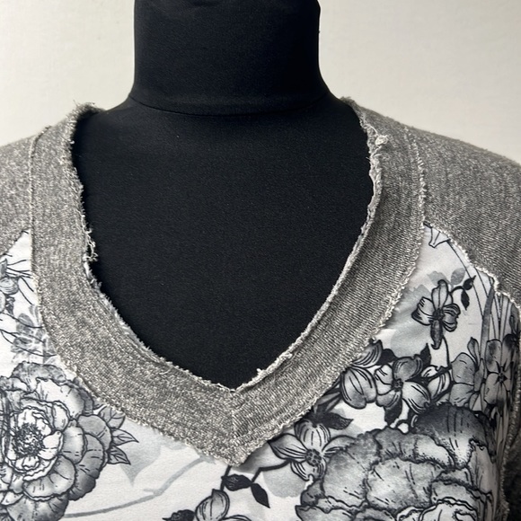 NWT Print front loose sweatshirt top. - Picture 4 of 6